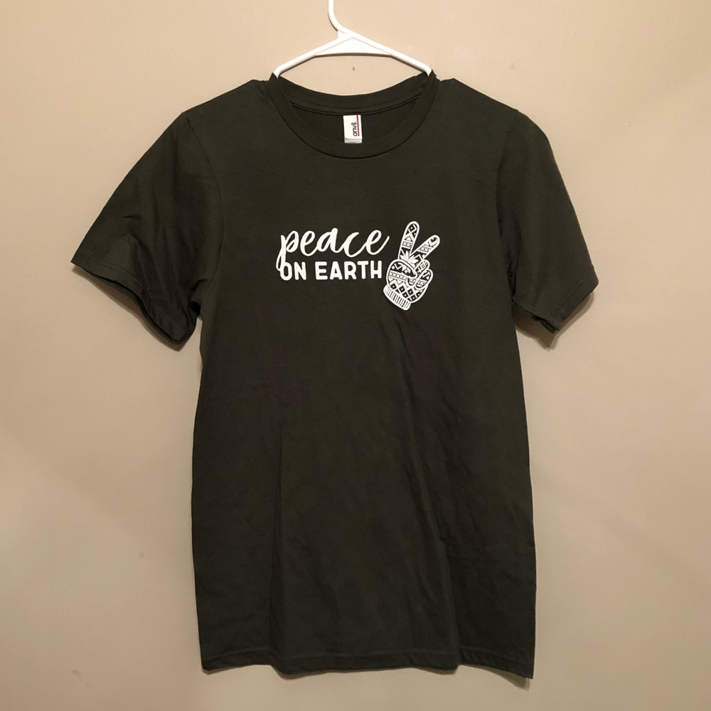 NWOT Anvil Christmas T-shirt